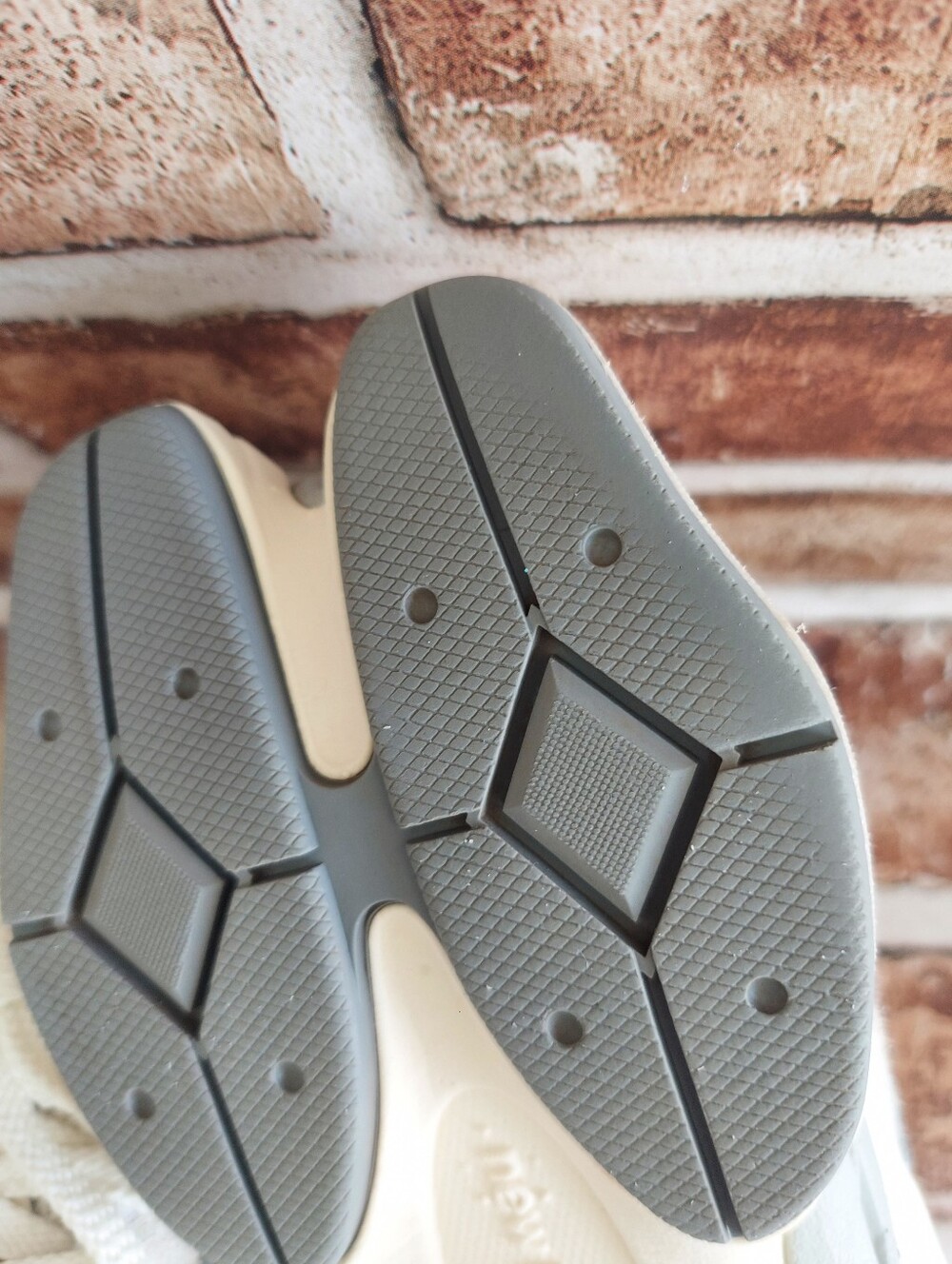 Pre-owned New Balance 9060 - Picture 10 of 13